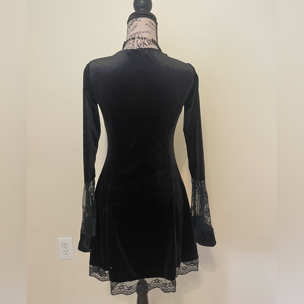 Elegant Black Velvet Dress with Lace Details Womens M - Picture 3 of 6